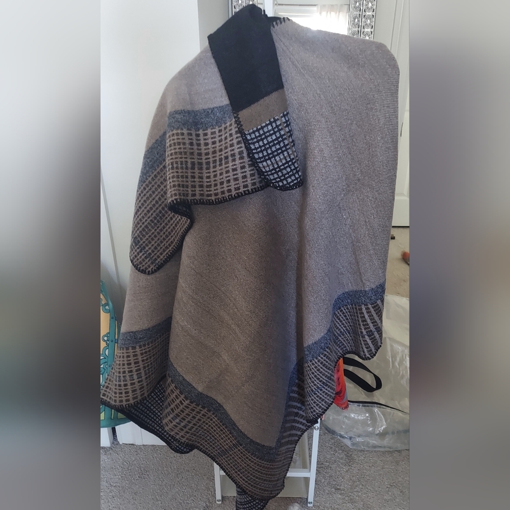 REVERSIBLE WRAP Stylish Black Poncho - Picture 3 of 3